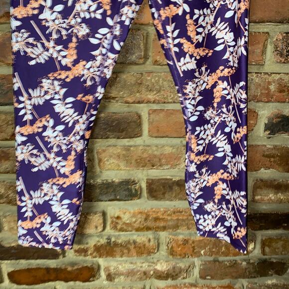 Fabletics Purple Floral Arcadia Define Powderhold Mid-Rise Capri Leggings Small - Picture 4 of 7